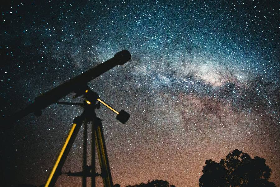 Tools of cosmic exploration: Telescope