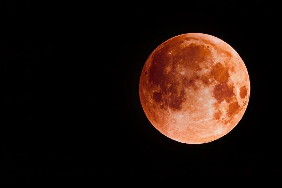 What Is the Phase of the Moon During a Total Lunar Eclipse?